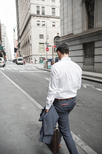 Неузнаваемый бизнесмен, идущий по улице