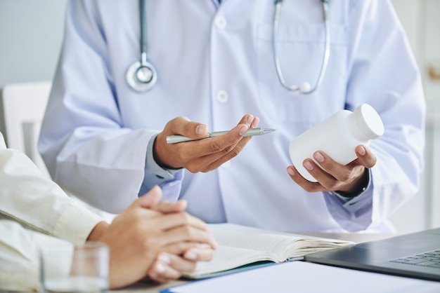 Foto gratuita medico femminile irriconoscibile che raccomanda trattamento al paziente