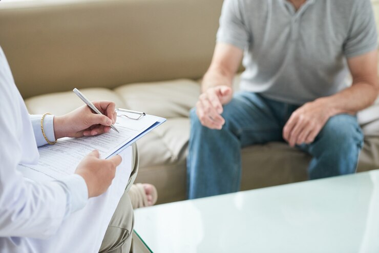 無料Photo 認識できない女性医師が患者に話していると家の呼び出し中に書く
