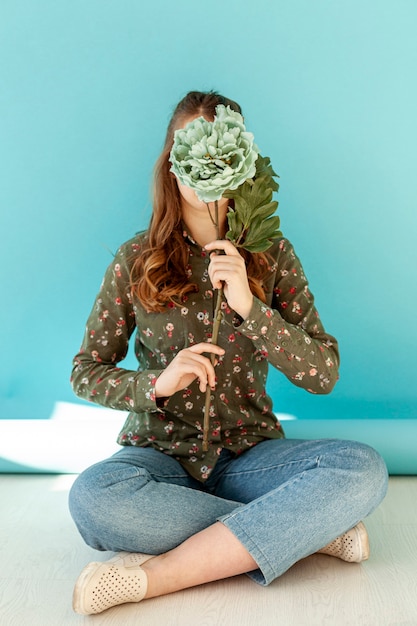 Foto gratuita irriconoscibile signora con fiore