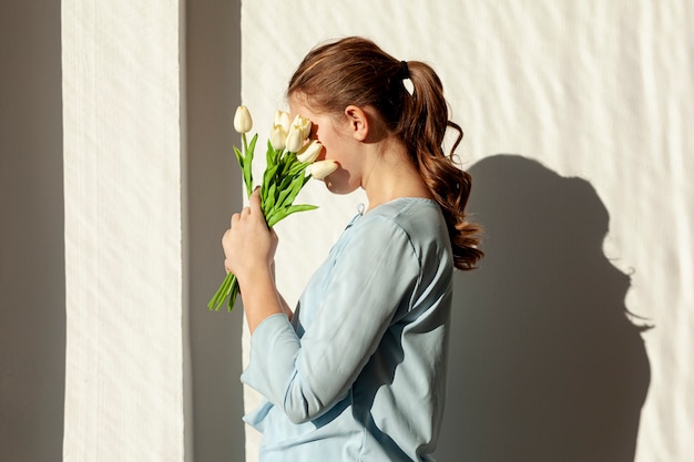До неузнаваемости леди держит белые тюльпаны