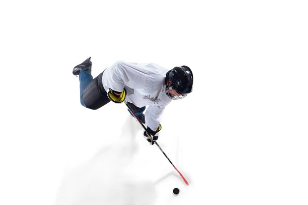 Foto gratuita giocatore di hockey maschio irriconoscibile con il bastone sul campo da ghiaccio su bianco