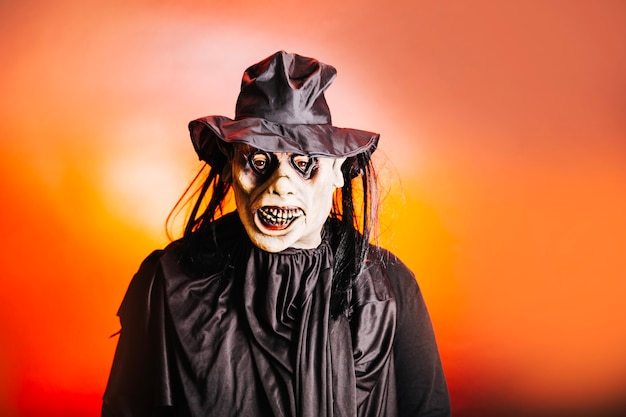Foto gratuita uomo irriconoscibile nel costume creativo di halloween