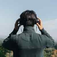 Free photo unrecognizable man listening to music