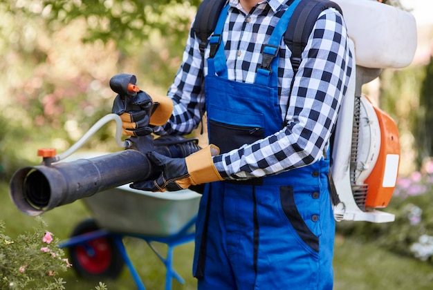 Uomo irriconoscibile con moderne attrezzature da giardinaggio