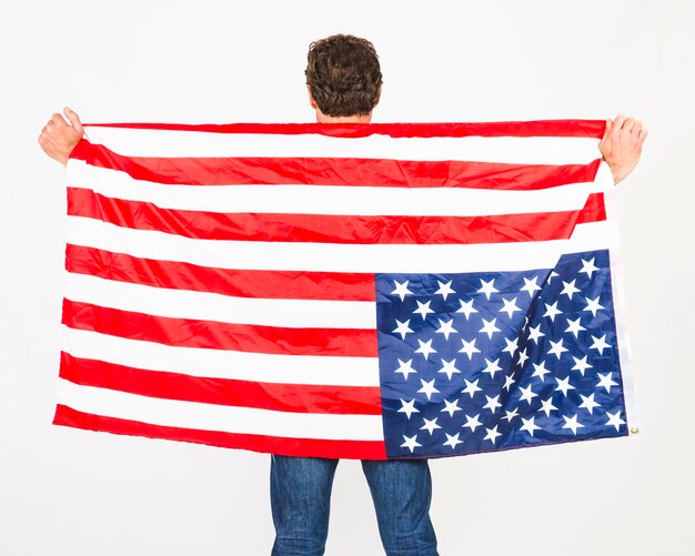 アメリカの旗を持つ認識できない男