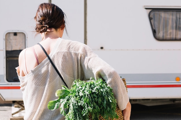Нераспознаваемая женщина с корзиной с овощами