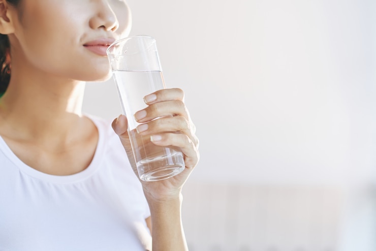 無料Photo 口に水のガラスを運ぶ認識できない女性