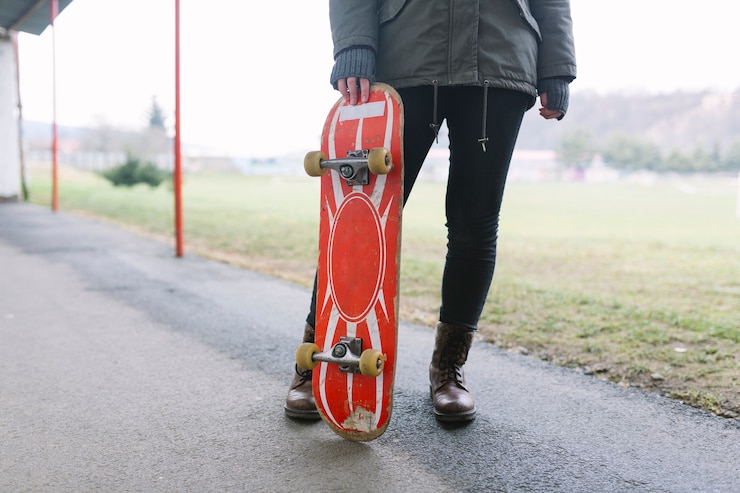 Free Photo unrecognizable woman with skateboard