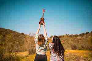 Foto gratuita donne irriconoscibili con ukulele