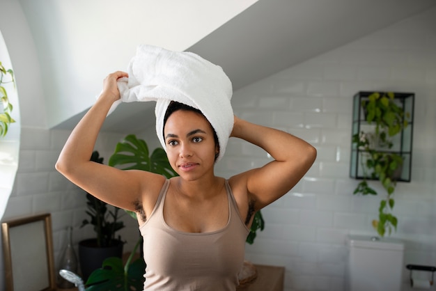 Foto gratuita donna con la barba lunga nella sua vita quotidiana