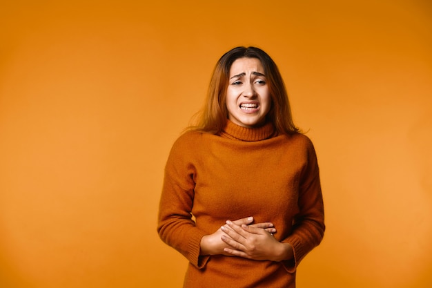 Foto gratuita ragazza caucasica attraente turbata vestita in pullover