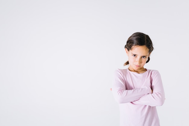 Sconvolto la ragazza con le braccia incrociate