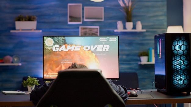 サイバースポーツの競争でスペースシューティングゲームを失うヘッドセットを身に着けているプロの女性ゲーマーを動揺させます。 RGBライトを備えた強力なパーソナルコンピュータでオンラインビデオゲームをゲームする疲れたプロサイバープレーヤー。