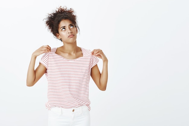 Foto gratuita donna sconvolta con acconciatura afro in posa in studio