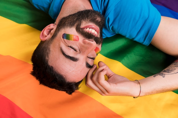 거꾸로 웃는 남자 여러 LGBT 깃발에 누워