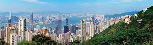 Городская архитектура Гонконга днем, вид с вершины горы