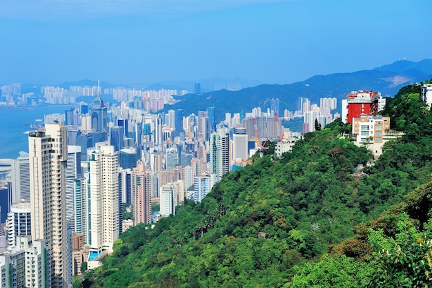 Architettura urbana a hong kong nel corso della giornata vista dalla cima della montagna