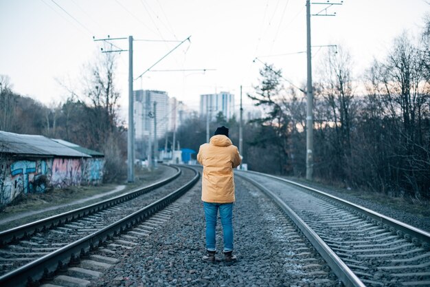 Городской исследователь фотографирует железнодорожные пути