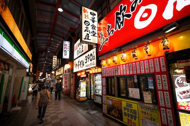 無料写真 建物と街の明かりのある夜の都市景観