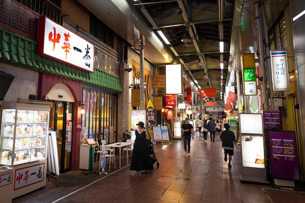 建物と街の明かりのある夜の都市景観