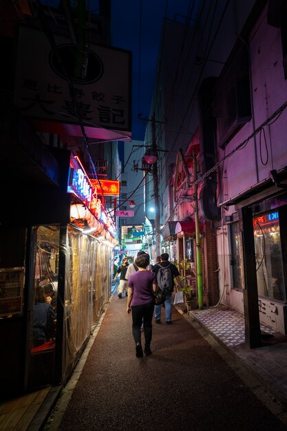 建物と街の明かりのある夜の都市景観