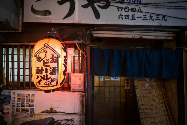 建物と街の明かりのある夜の都市景観