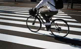 Free photo urban landscape of tokyo city with pedestrian crossing