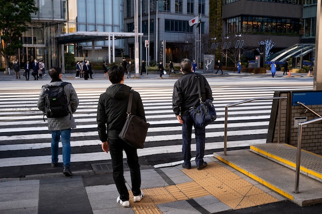 Free photo urban landscape of tokyo city with pedestrian crossing