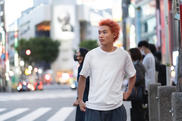 Free photo urban portrait of young ginger man