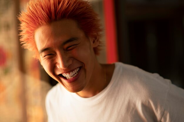 Городской портрет молодого человека с оранжевыми волосами