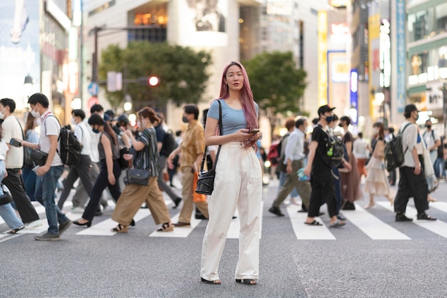 長いピンクの髪を持つ若い女性の都市の肖像画