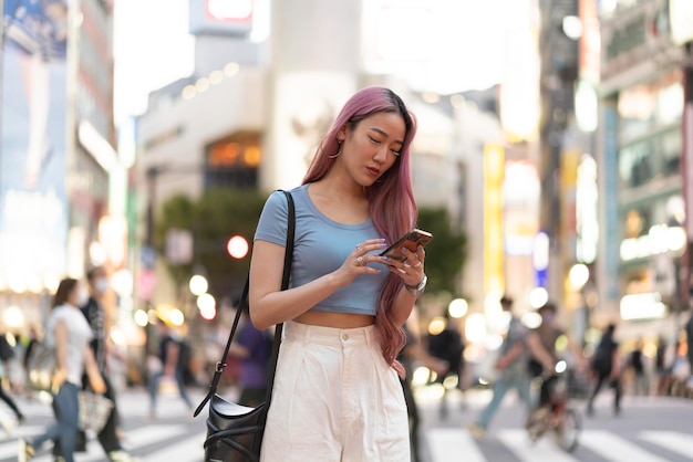 長いピンクの髪を持つ若い女性の都市の肖像画