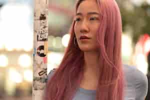 Foto gratuita ritratto urbano di giovane donna con i capelli rosa