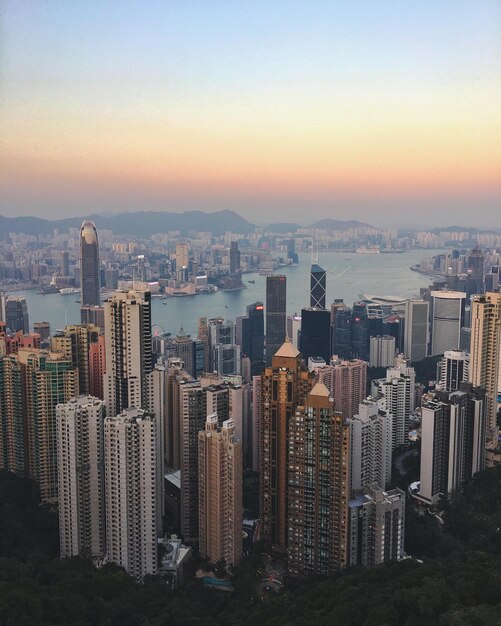 아름다운 일몰 동안 홍콩 시내 고층 빌딩의 도시 풍경