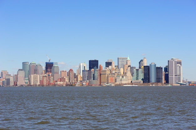 강 위에 시내 뉴욕시 맨해튼의 도시 고층 빌딩.