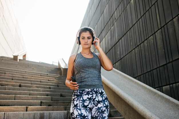 若い女性との都市スポーツのコンセプト