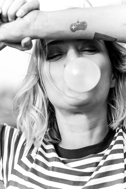 Free photo urban stylish young girl. outdoors emotional portrait of active woman model. healthy lifestyle. fashion look, outdoor hipster portrait. close up portrait of a pretty young girl chewing bubble gum.