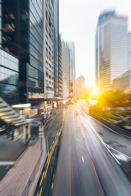 Strada urbana con il paesaggio urbano