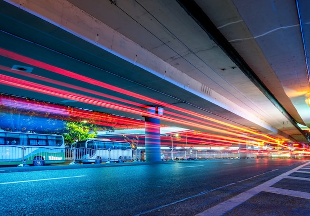 Foto gratuita traffico urbano con il paesaggio urbano