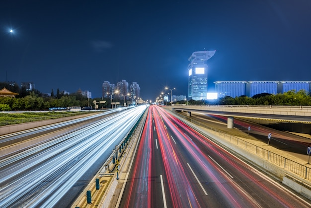 Foto gratuita traffico urbano con il paesaggio urbano