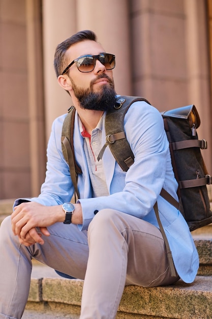 Free photo urban traveller bearded man with a backpack.