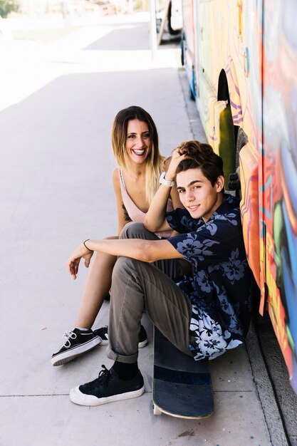 Urbano scene with skater couple