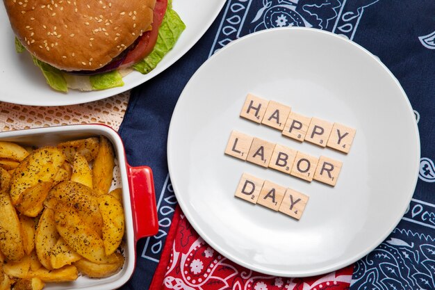 私たちの労働者の日のお祝いと食べ物の上面図