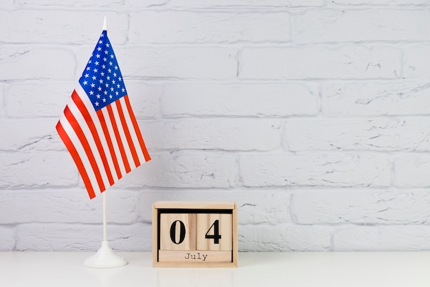 День независимости США на фоне деревянного календаря