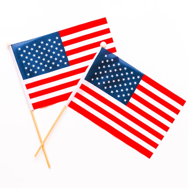 두 개의 플래그와 함께 미국 독립 기념일 구성