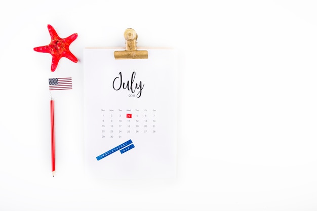 Foto gratuita concetto di festa dell'indipendenza degli sua con copyspace sulla destra e sul calendario