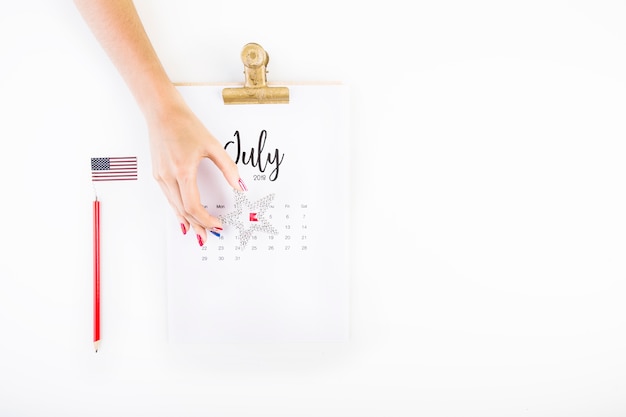 Free photo usa independence day concept with hand made calendar and hands