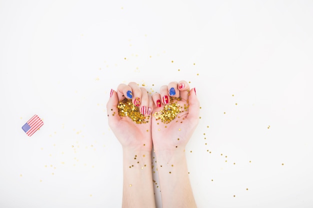 Foto gratuita concetto di festa dell'indipendenza degli stati uniti con le mani che tengono i coriandoli