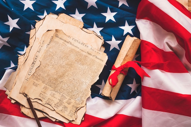 Концепция дня независимости США со старой декларацией на флагом